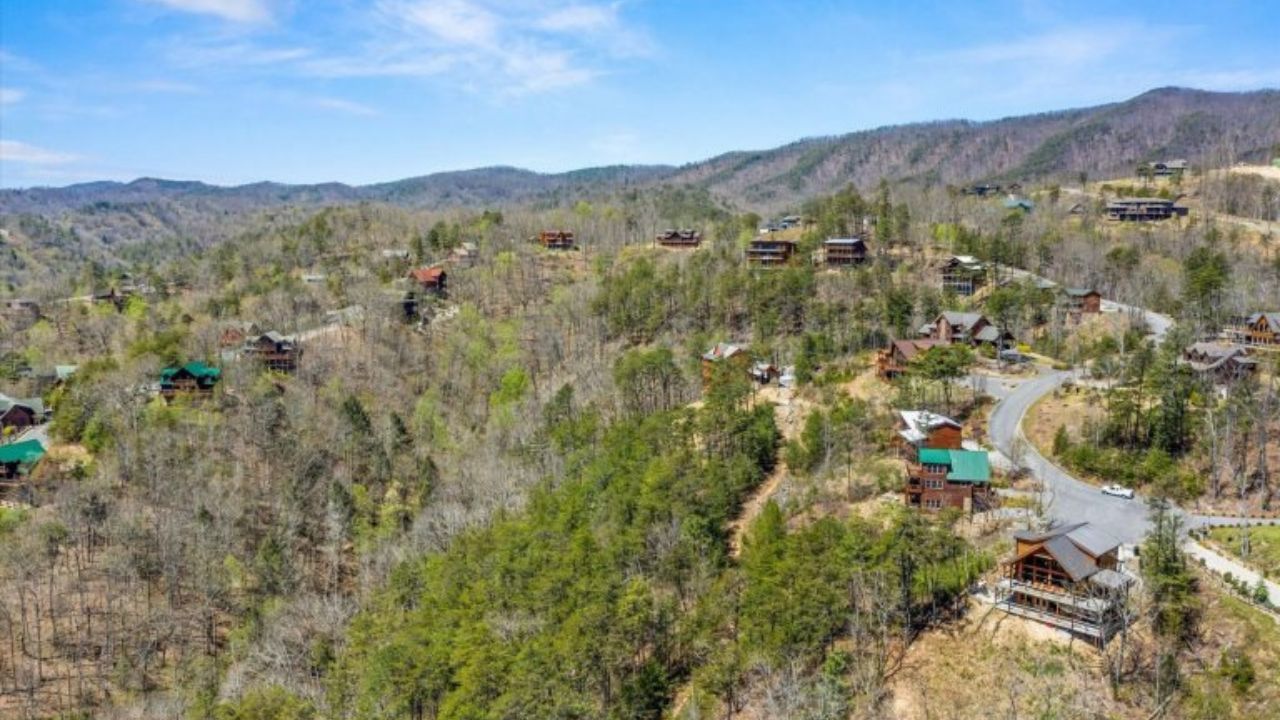 A traditional log cabin with a scenic view of the Smoky Mountains in Tennessee.