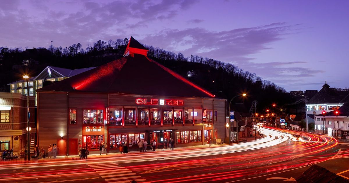8 Popular Restaurants in Gatlinburg Open Late