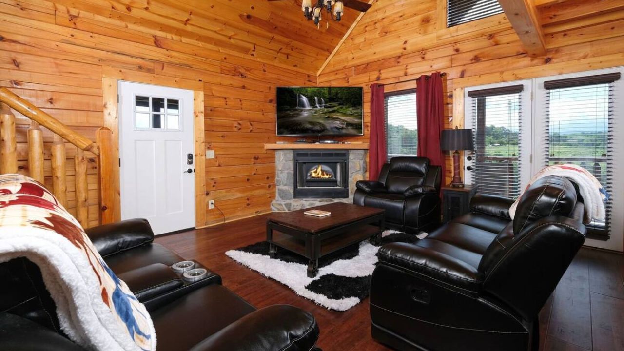 Gatlinburg Cabin Rentals vs. Pigeon Forge: Which is Right for You?