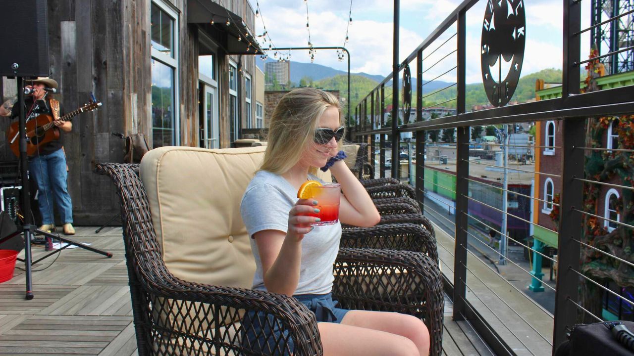 5 Best Bars to Grab a Drink in Gatlinburg